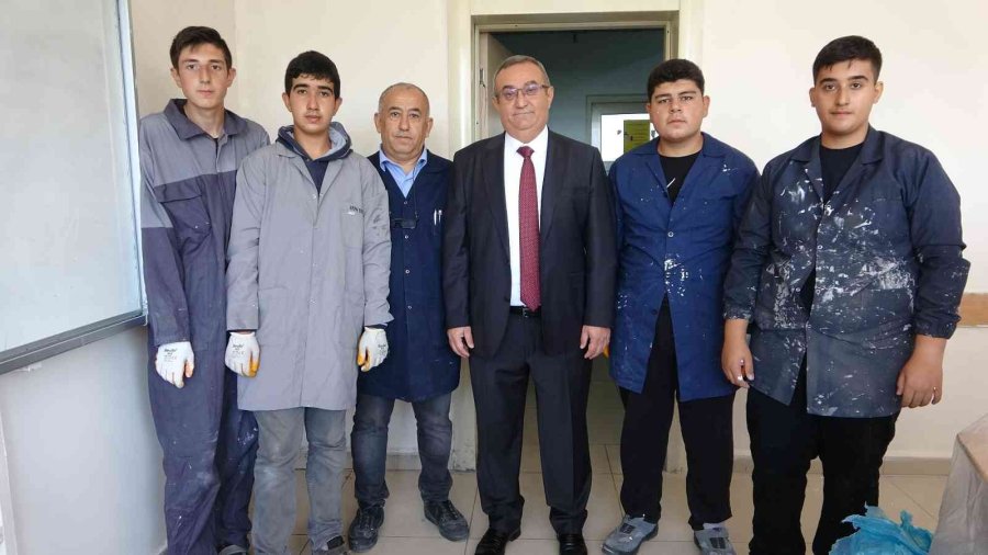 Kayseri’de Meslek Lisesinde Üretilen Boyalar Okulları Yeniliyor