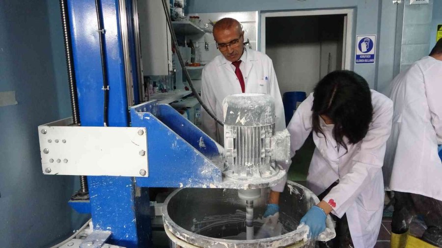 Kayseri’de Meslek Lisesinde Üretilen Boyalar Okulları Yeniliyor