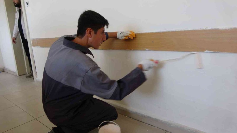 Kayseri’de Meslek Lisesinde Üretilen Boyalar Okulları Yeniliyor