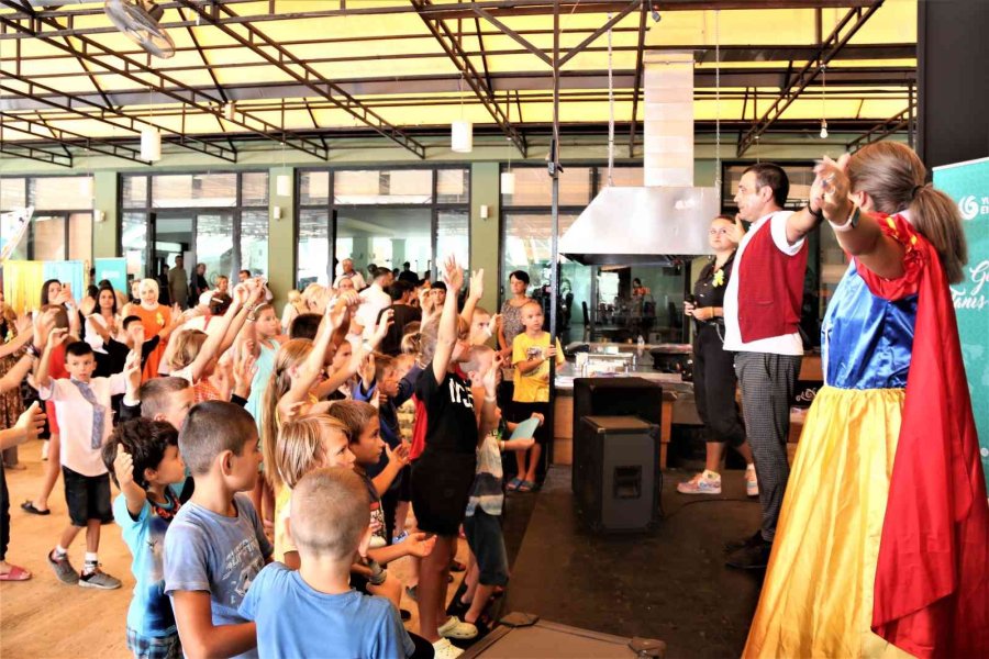 Ukrayna’dan Tahliye Edilen Yetim Çocuklar Türkçe Öğreniyor