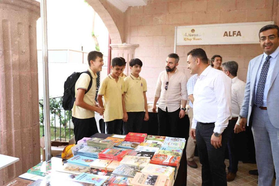 4. Alanya Kitap Fuarı Misafirlerine Kapılarını Açtı