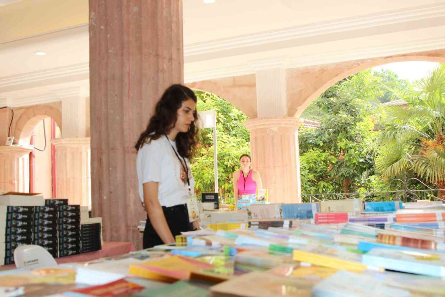 4. Alanya Kitap Fuarı Misafirlerine Kapılarını Açtı