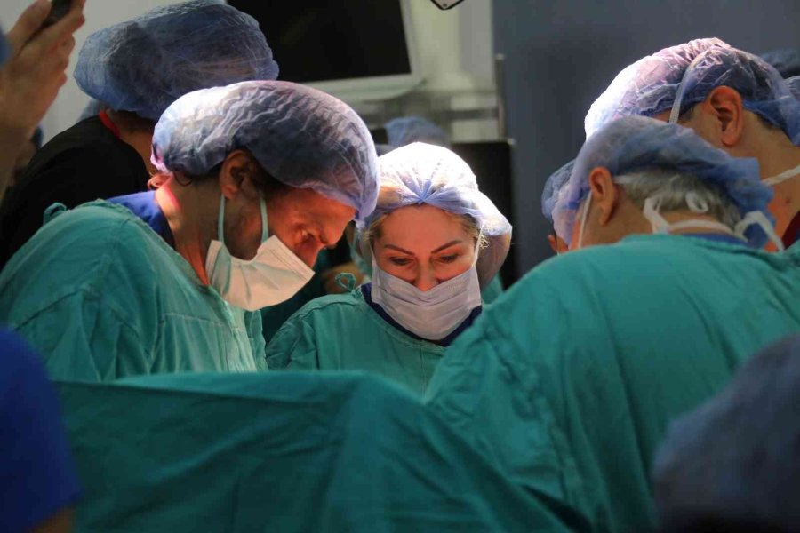 Türkiye’nin İkinci Rahim Nakli Hastası Havva Erdem’in Kızı Oldu