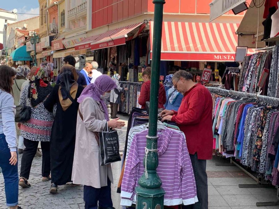 Kışlık Kıyafetler Tezgâhlarda Yerini Aldı, Alışveriş Yoğunluğu Başladı