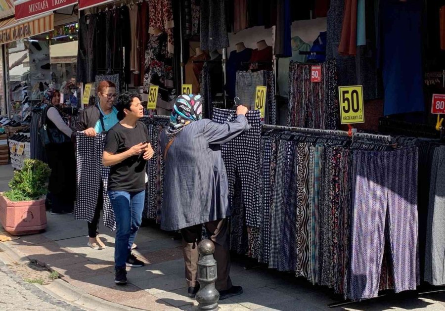 Kışlık Kıyafetler Tezgâhlarda Yerini Aldı, Alışveriş Yoğunluğu Başladı