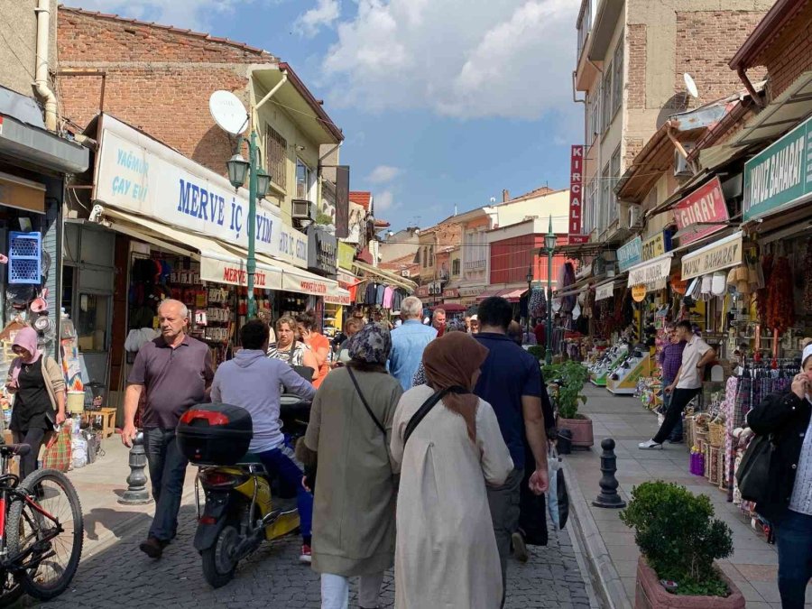 Kışlık Kıyafetler Tezgâhlarda Yerini Aldı, Alışveriş Yoğunluğu Başladı