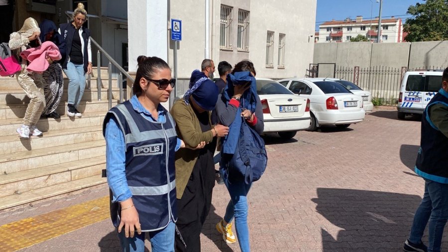 ’hırsızlık’ Suçundan Aranan Kadın Çatıdaki Özel Bölmede Yakalandı