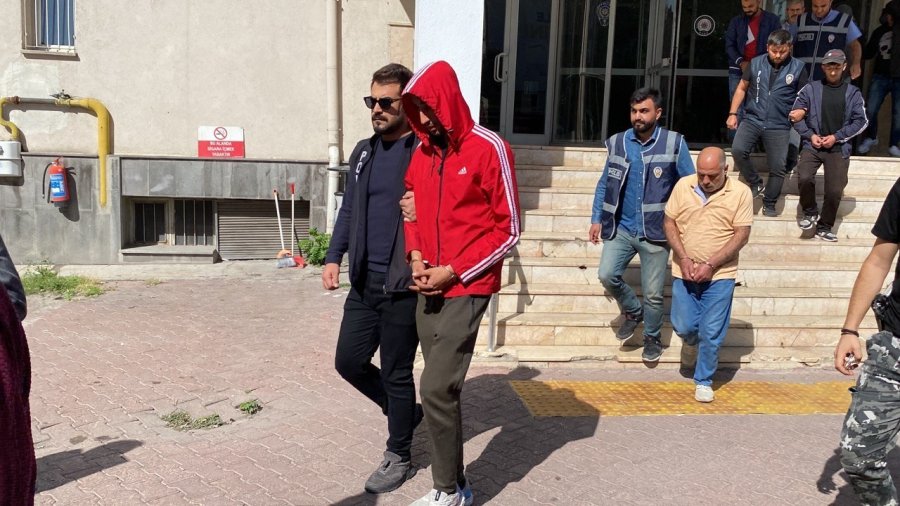 ’hırsızlık’ Suçundan Aranan Kadın Çatıdaki Özel Bölmede Yakalandı