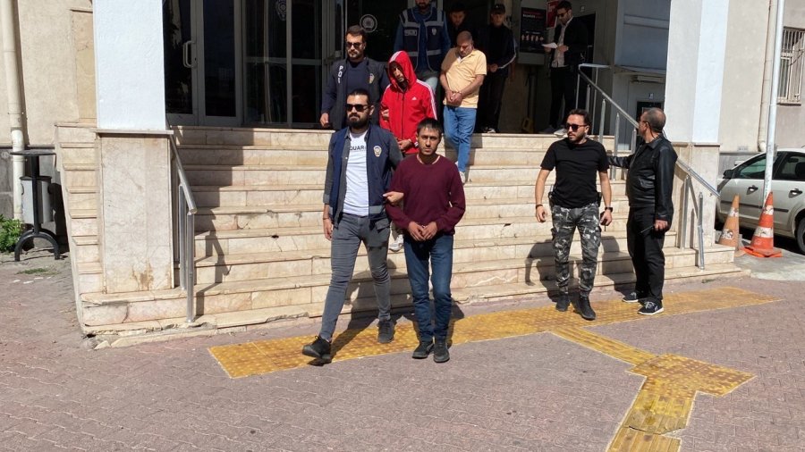 ’hırsızlık’ Suçundan Aranan Kadın Çatıdaki Özel Bölmede Yakalandı