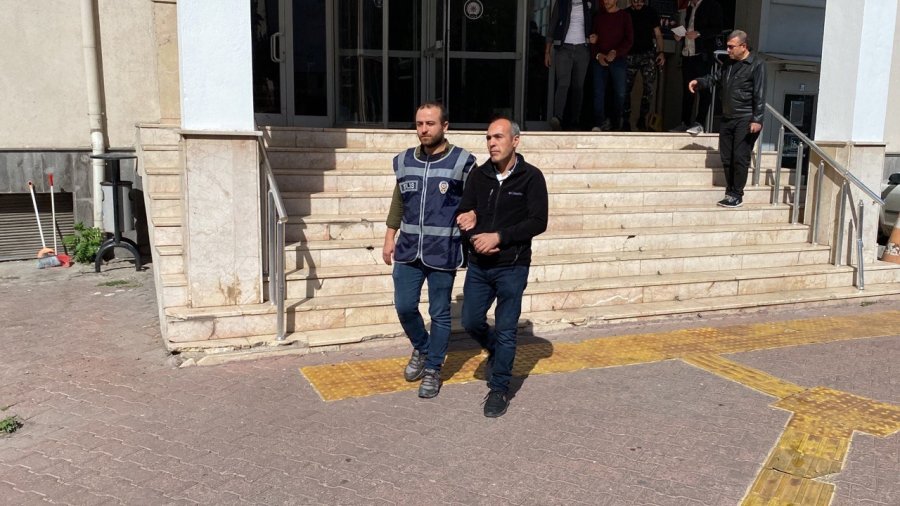 ’hırsızlık’ Suçundan Aranan Kadın Çatıdaki Özel Bölmede Yakalandı