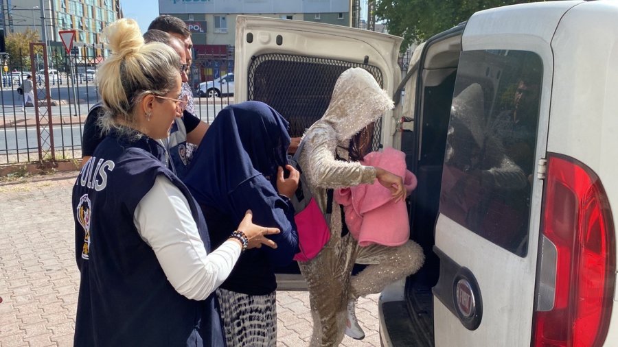 ’hırsızlık’ Suçundan Aranan Kadın Çatıdaki Özel Bölmede Yakalandı