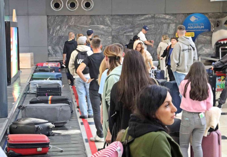 Seferberlik Sonrası Rusya’dan Antalya’ya Gelen Günlük 80 Uçağa 3-4 Sefer İlave Edilmiş Durumda