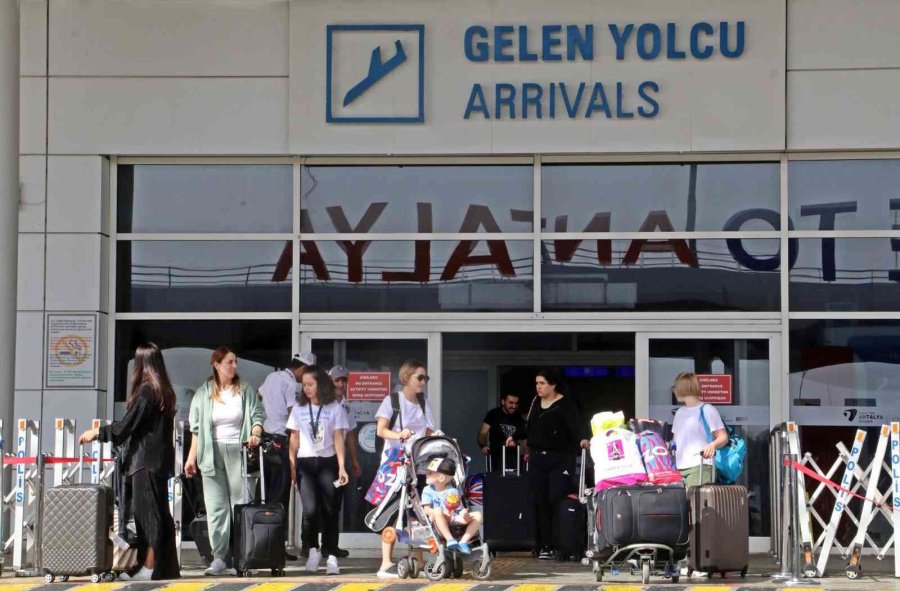 Seferberlik Sonrası Rusya’dan Antalya’ya Gelen Günlük 80 Uçağa 3-4 Sefer İlave Edilmiş Durumda