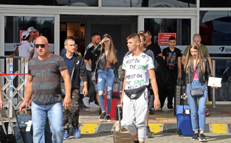 Seferberlik Sonrası Rusya’dan Antalya’ya Gelen Günlük 80 Uçağa 3-4 Sefer İlave Edilmiş Durumda