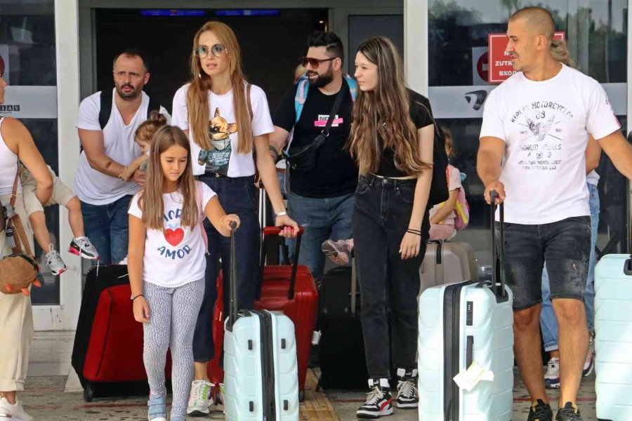 Seferberlik Sonrası Rusya’dan Antalya’ya Gelen Günlük 80 Uçağa 3-4 Sefer İlave Edilmiş Durumda