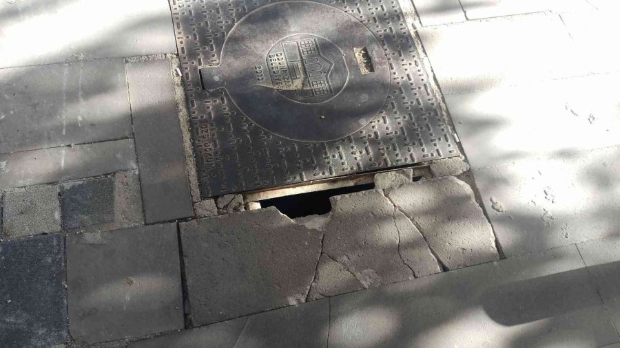 Sarsılan Rögar Kapağı Vatandaşları Tedirgin Ediyor