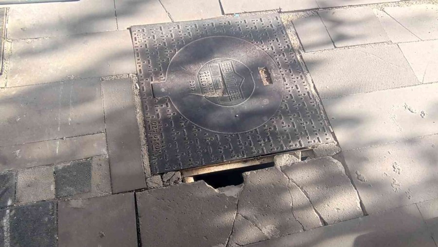 Sarsılan Rögar Kapağı Vatandaşları Tedirgin Ediyor