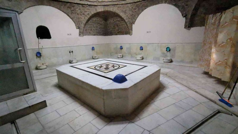 Aksaray’ın Tarihi Hamamının Bacası Tütüyor