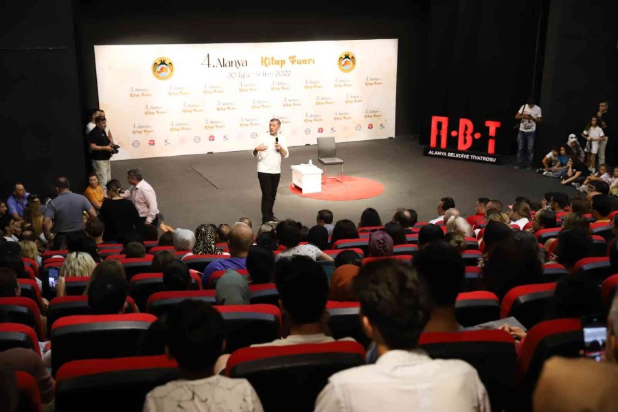 Eski Milli Eğitim Bakanı Ziya Selçuk, Her Yaştan Okurla Buluştu