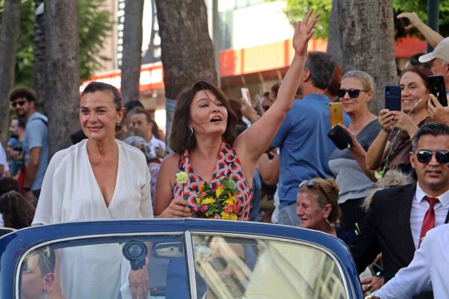 Altın Portakal’ın Geleneksel Korteji Antalyalıları Sokaklara Döktü