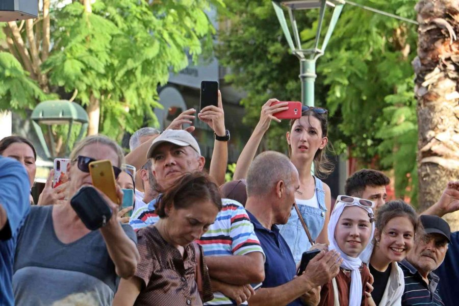 Altın Portakal’ın Geleneksel Korteji Antalyalıları Sokaklara Döktü