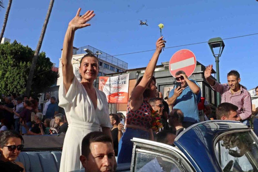 Altın Portakal’ın Geleneksel Korteji Antalyalıları Sokaklara Döktü