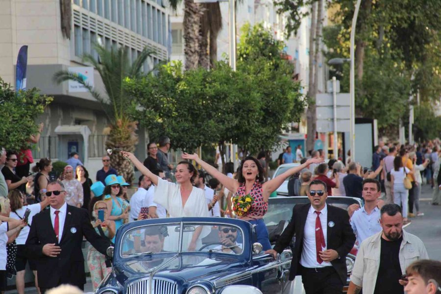 Altın Portakal’da Sanatçılara Sevgi Seli