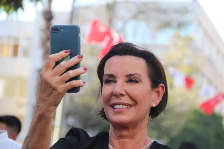 Altın Portakal’da Sanatçılara Sevgi Seli