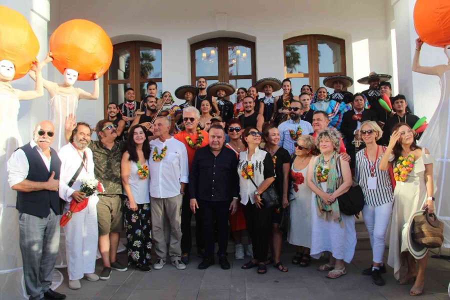 Altın Portakal’da Sanatçılara Sevgi Seli