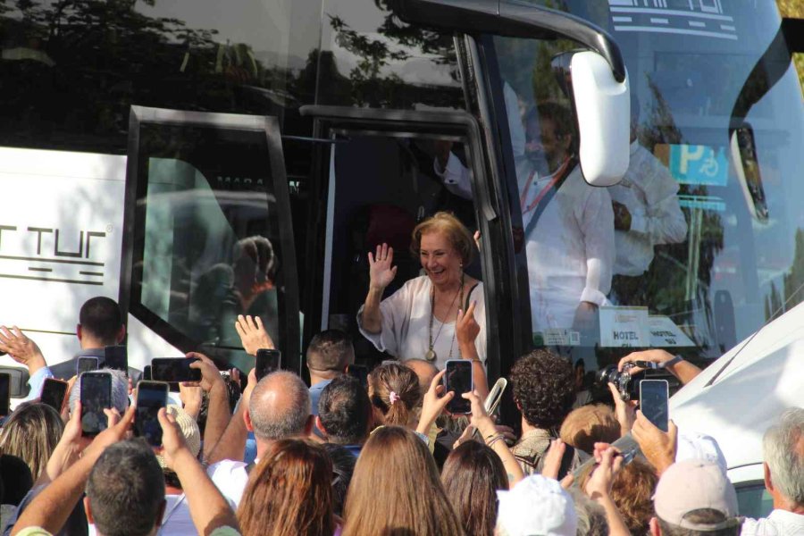 Altın Portakal’da Sanatçılara Sevgi Seli