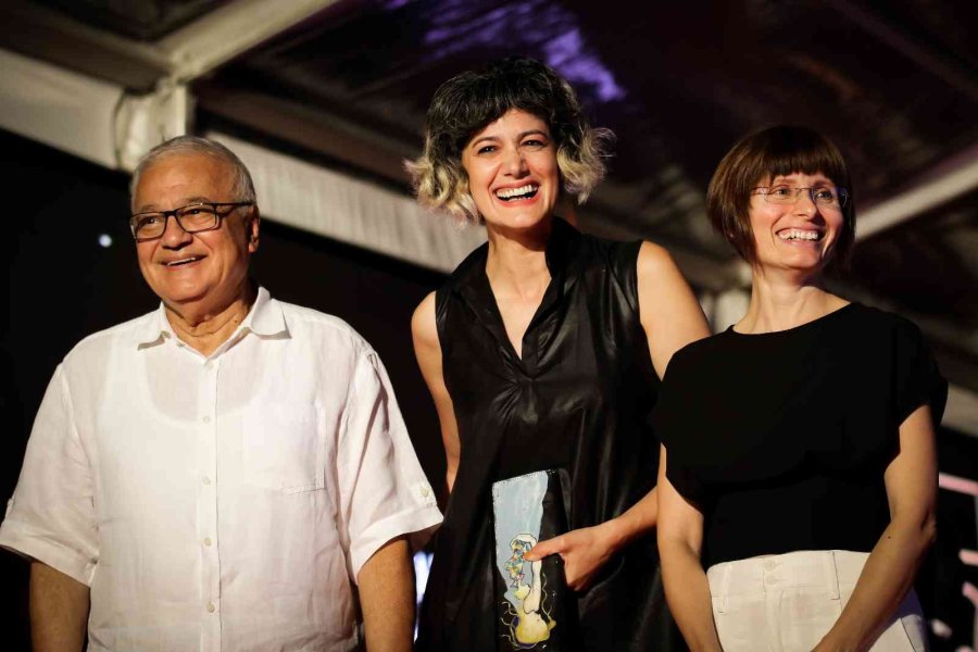 Altın Portakal Kırmızı Halıda Şıklık Yarışı