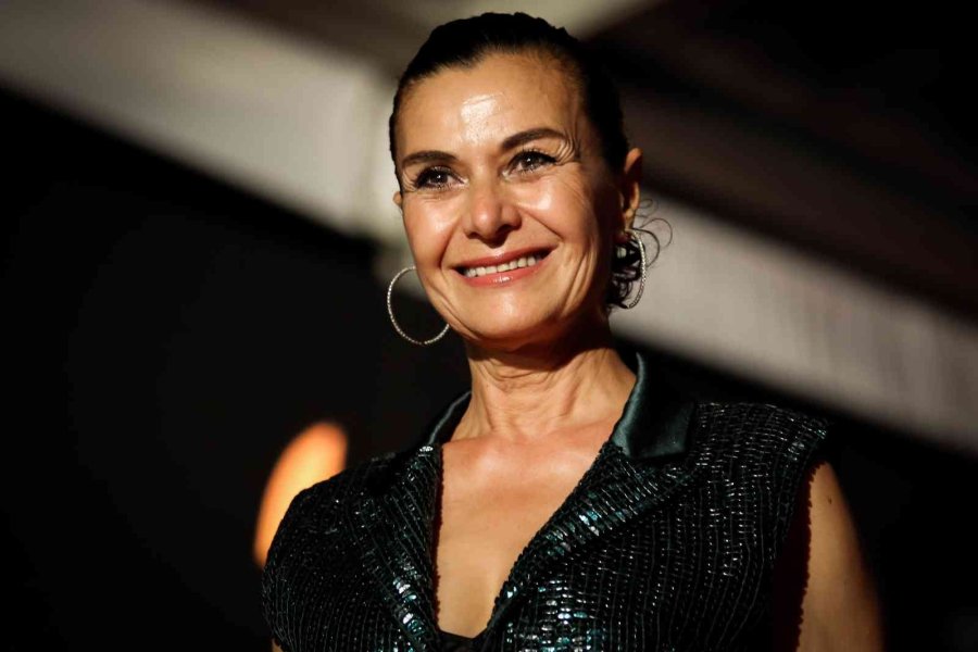 Altın Portakal Kırmızı Halıda Şıklık Yarışı