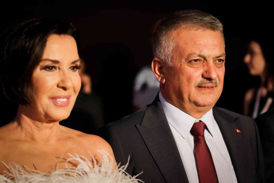 Altın Portakal Kırmızı Halıda Şıklık Yarışı