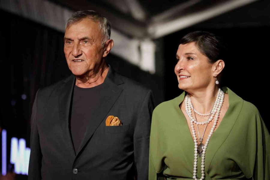 Altın Portakal Kırmızı Halıda Şıklık Yarışı