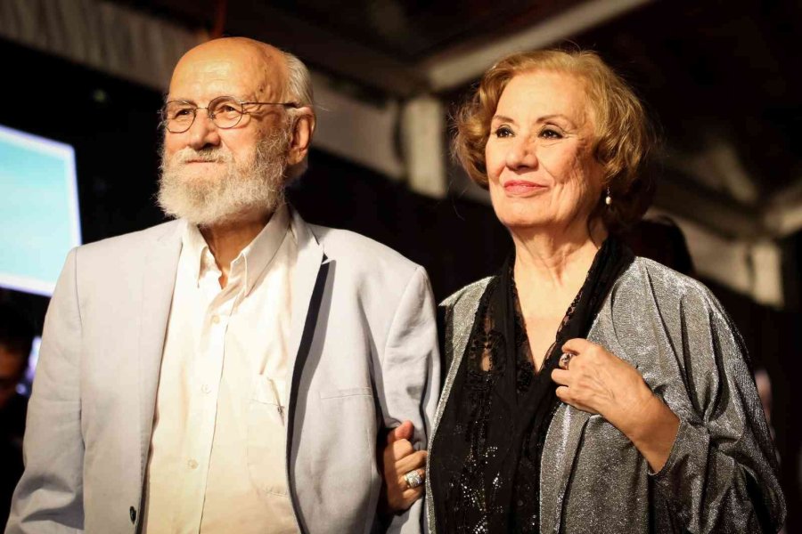 Altın Portakal Kırmızı Halıda Şıklık Yarışı