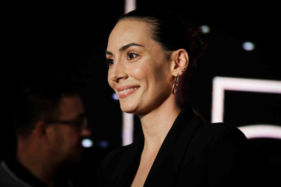 Altın Portakal Kırmızı Halıda Şıklık Yarışı