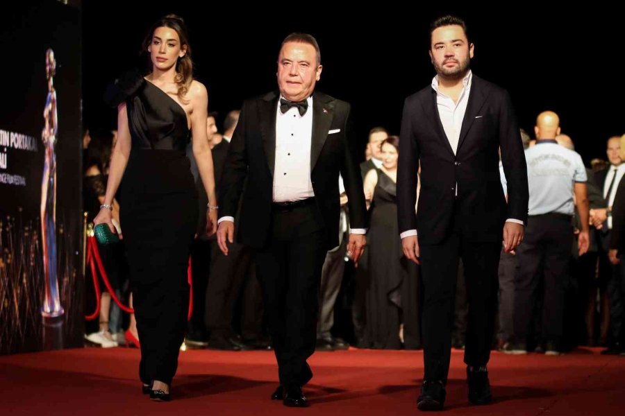 Altın Portakal Kırmızı Halıda Şıklık Yarışı