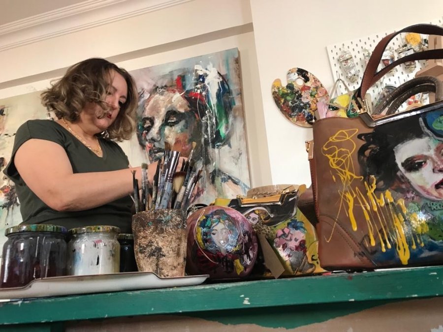 Hemşirelikten Dünyaya Çanta Tasarlayan Bir Ressama