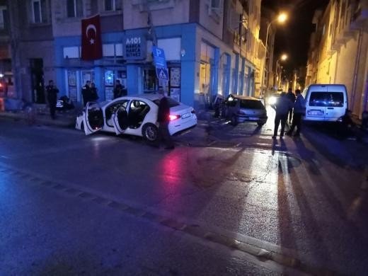 Çarpışan Otomobiller Yol Kenarına Savruldu, 2 Kişi Yaralandı