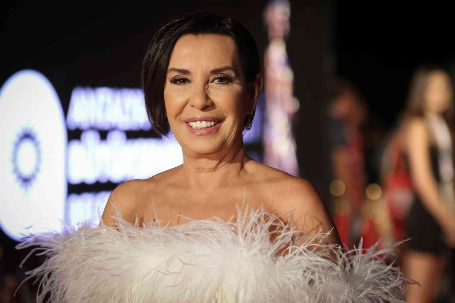 Altın Portakal Kırmızı Halıda Şıklık Yarışı