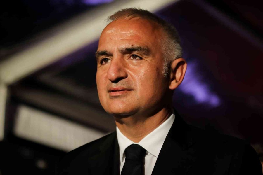 Altın Portakal Kırmızı Halıda Şıklık Yarışı