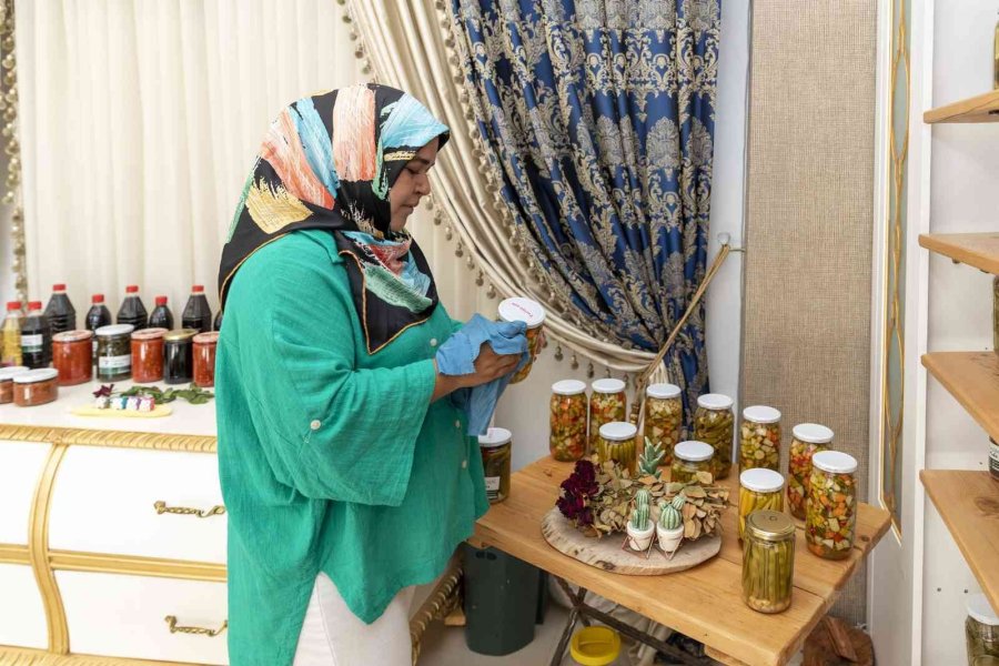 Üretici Kadınlar Büyükşehir Belediyesi Stantlarıyla Hayallerine Kavuşuyor