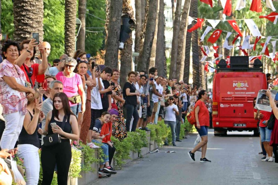 Altın Portakal’ın Geleneksel Korteji Antalyalıları Sokaklara Döktü