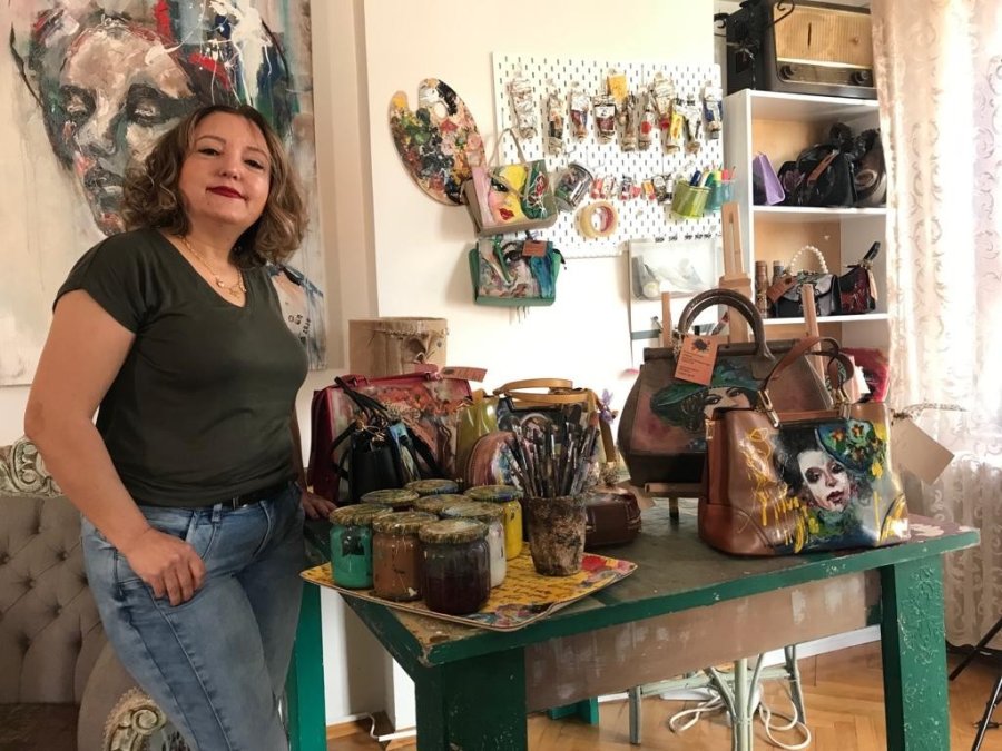 Hemşirelikten Dünyaya Çanta Tasarlayan Bir Ressama