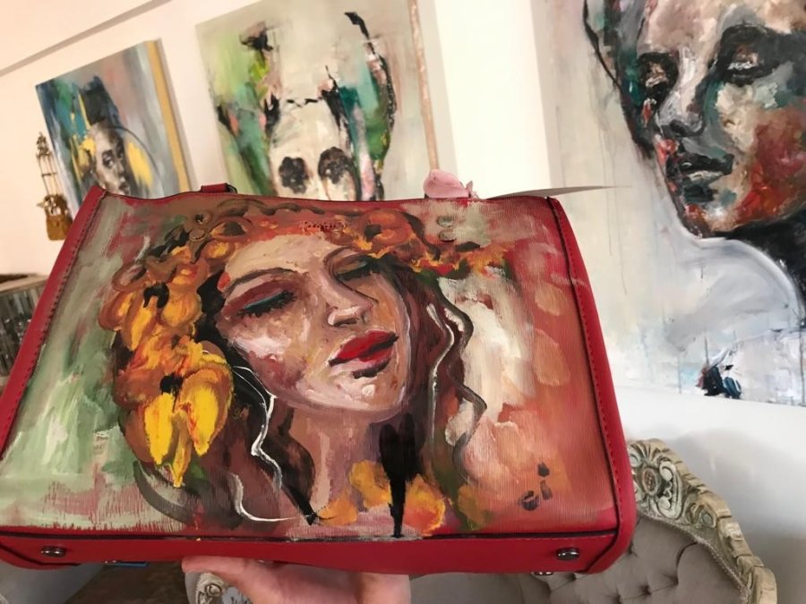 Hemşirelikten Dünyaya Çanta Tasarlayan Bir Ressama