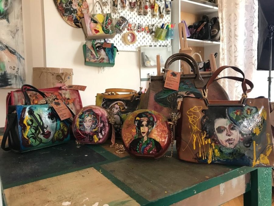 Hemşirelikten Dünyaya Çanta Tasarlayan Bir Ressama