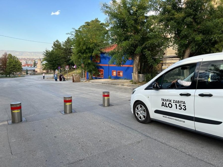 Dünya Yaşlılar Günü’nde İleri Yaştaki Vatandaşlara ‘kapalı Cadde’ Eziyeti