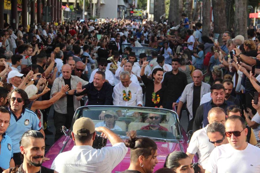 Altın Portakal’da Sanatçılara Sevgi Seli