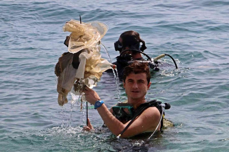 Zıpkınla Balık Avlar Gibi Izgara Şişiyle Çöp Avladılar, Çöpten Şiş Yaptılar