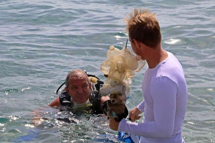 Zıpkınla Balık Avlar Gibi Izgara Şişiyle Çöp Avladılar, Çöpten Şiş Yaptılar